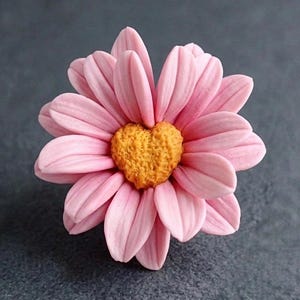 Op de afbeelding: Een bloemvormig object met meerdere lichtroze bloemblaadjes in een cirkelvormig patroon. Het hart van de bloem is een getextureerde, goudgele hartvorm. De bloemblaadjes hebben zichtbare verticale ribbels en een gladde, matte afwerking.