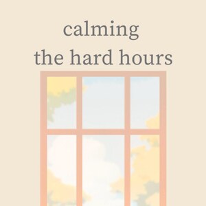 Pode incluir: Uma impressão de arte digital com uma janela cor de pêssego com seis painéis sobre um fundo bege suave. O texto "calming the hard hours" e "quiet moments for busy evenings" é exibido em cinza suave.