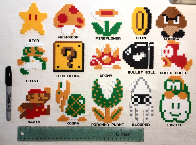 Puede incluir: Una colecci&oacute;n de personajes y objetos de pixel art de la serie de videojuegos Super Mario. Incluye a Mario, Luigi, una estrella, una seta, una flor de fuego, una moneda, Goomba, Bullet Bill, Cheep Cheep, un bloque de objetos, Spiny, Koopa, Piranha Plant, Blooper y Lakitu.