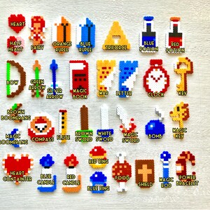 Puede incluir: Una colecci&oacute;n de dise&ntilde;os de pixel art, que incluyen un coraz&oacute;n, un hada, un arco, flechas, un libro m&aacute;gico, un reloj, una llave y m&aacute;s. Cada dise&ntilde;o est&aacute; hecho de peque&ntilde;as cuentas de colores, con etiquetas de texto.