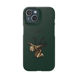 Puede incluir: Funda de teléfono verde oscuro con una ilustración estilizada de un piloto de carreras con el número 14. La funda también incluye una firma y el nombre "Alonso".