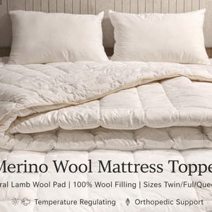 Op de afbeelding: Een crèmekleurige doorgestikte matrasoplegger met een zichtbare merinowoltextuur. De tekst luidt: Merino Wool Mattress Topper, Natural Lamb Wool Pad | 100% Wool Filling | Sizes Twin/Ful/Queen/King, Temperature Regulating, Orthopedic Support.