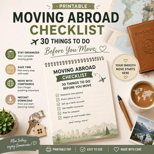 Könnte beinhalten: Eine druckbare Checkliste für den Umzug ins Ausland mit dem Text 30 THINGS TO DO BEFORE YOU MOVE, bestehend aus einem Spiralblock, einem braunen Reisepass, einer Kaffeetasse, einem Stift, einem hausförmigen Schlüsselanhänger und einer kleinen Sukkulente.