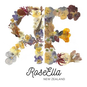 Puede incluir: Un dise&ntilde;o floral con las letras "R" y "E" hecho con flores prensadas en tonos amarillos, morados y marrones. La palabra "RoseElla" est&aacute; escrita en cursiva debajo del dise&ntilde;o floral, con "NEW ZEALAND" debajo.