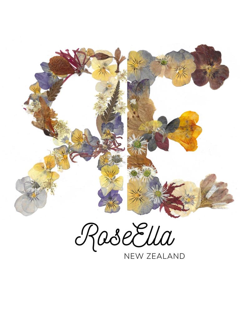 Puede incluir: Un dise&ntilde;o floral con las letras "R" y "E" hecho con flores prensadas en tonos amarillos, morados y marrones. La palabra "RoseElla" est&aacute; escrita en cursiva debajo del dise&ntilde;o floral, con "NEW ZEALAND" debajo.