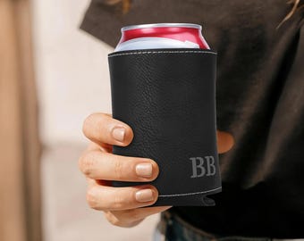Enfriador de latas para despedida de soltero / Soporte de cerveza de cuero personalizado / Regalo personalizado para padrinos y grupo de amigos / Funda para bebida con monograma (2 unidades)