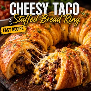 Può includere: Un anello di pane dorato farcito con carne macinata condita, fagioli neri e formaggio fuso, con il testo CHEESY TACO Stuffed Bread Ring ed EASY RECIPE. L'impasto è separato, mostrando fili di formaggio fuso.