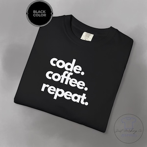 Maglietta minimale con scritta Code Coffee Repeat, maglietta con grafica da programmatore, maglietta estetica neutra, maglietta unisex in cotone