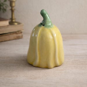 Vintage gelbe Keramik Squash Glocke - Rustikale Kürbisfigur, 1970er Jahre Ernte Dekor Cottagecore Küche