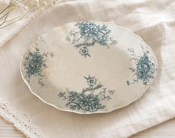 Piatto ovale antico francese di Saint-Amand con decorazione floreale blu a trasferimento, stile cottagecore.