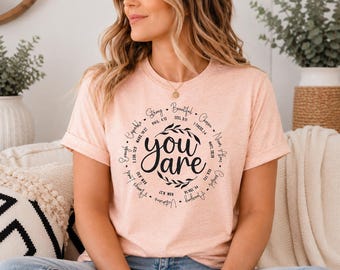 „You Are“-Schriftzug-T-Shirt mit Kranzmotiv | Inspirierendes T-Shirt mit Typografie