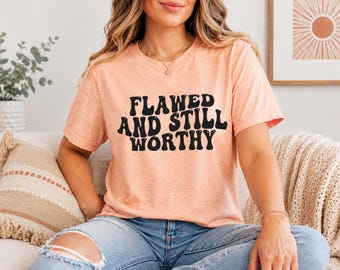 „Fehlerhaft und dennoch wertvoll“-T-Shirt | T-Shirt mit Selbstliebe-Typografie