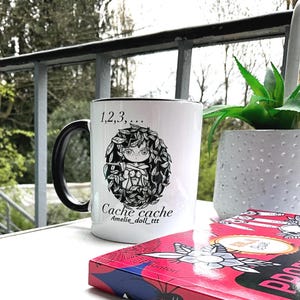 Può includere: Un set di tre tazze in ceramica con finitura opaca e macchiettata. Ogni tazza presenta un colore diverso: azzurro, crema e grigio. Le tazze hanno un design semplice e moderno con una forma arrotondata e un manico comodo.