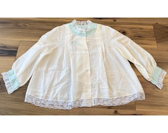 Bata de cama vintage Corhan blanca con encaje azul y lazo bordado a mano, estilo cottagecore.