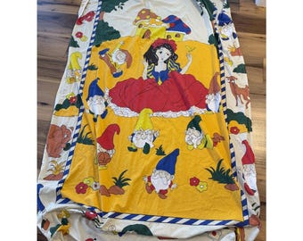 Sábana de cuna de tela vintage de Disney Blancanieves y los siete enanitos para manualidades y colcha de 73 pulgadas, vibrante.