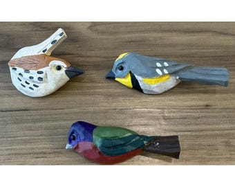 Juego de 3 broches de madera con forma de pájaro, tallados y pintados a mano, artesanía popular.