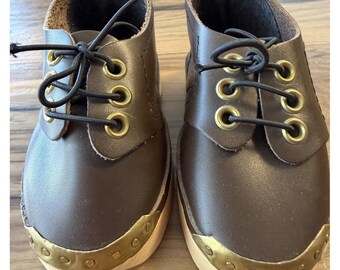 Zuecos de madera estilo osito de peluche vintage, zapatos de cuero para mini muñecas holandesas de 5.5 pulgadas, hechos a mano.
