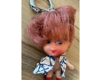 Llavero de mini muñeca vintage de los años 60 y 70, estilo Liddle Kiddle, pelo rosa, botas rojas.