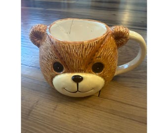 Taza vintage Enesco Lucy and Me Bear de 1980, fabricada en Corea, con diseño de cara de osito y desconchado. Artículo raro. Reparación.