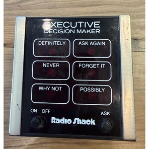 Könnte beinhalten: Ein schwarz-silbernes Radio Shack Executive Decision Maker Gerät mit einer rechteckigen Front, die sechs Tasten mit den Aufschriften Definitely, Ask Again, Never, Forget It, Why Not und Possibly sowie einen On, Off und Ask Schalter unten besitzt.