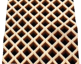 Alfombra vintage de gancho, marrón, crema, negra, geométrica, estilo retro de los años 70. Tapiz de pared.
