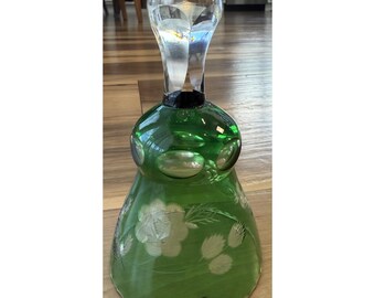 Campana de mano vintage de cristal tallado verde esmeralda con mango transparente grabado con motivos florales.
