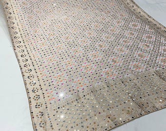 Chal dupatta de diseñador de seda artística Sheeshmahal en color blanco roto con trabajo de espejo y borde exquisito.