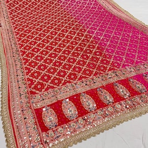 Dupatta de georgette rojo magenta bordado de diseñador, con motivos paisley de zari jaal dorado espejo. imagen 2