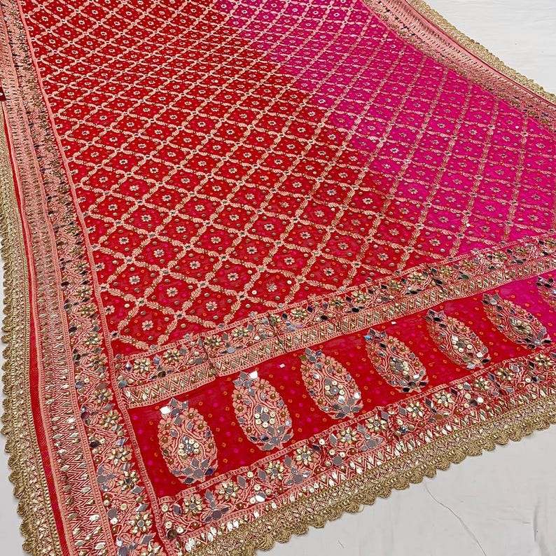 Dupatta de georgette rojo magenta bordado de diseñador, con motivos paisley de zari jaal dorado espejo. imagen 2