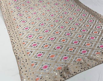 Chal dupatta de diseñador color blanco roto con estampado bandhani de sheeshmahal, bordado con espejos y un borde exquisito.