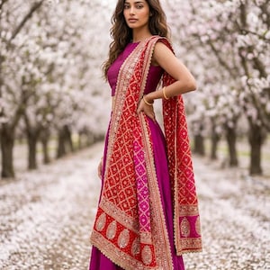 Dupatta de georgette rojo magenta bordado de diseñador, con motivos paisley de zari jaal dorado espejo. imagen 1