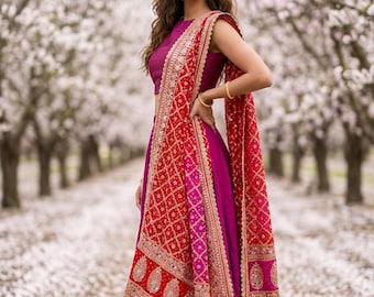 Dupatta de georgette rojo magenta bordado de diseñador, con motivos paisley de zari jaal dorado espejo.