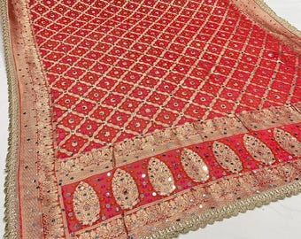 Dupatta de georgette rojo bordado de diseñador, con motivos paisley de jaal de zari dorado espejo.