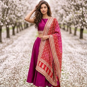 Dupatta de georgette rojo magenta bordado de diseñador, con motivos paisley de zari jaal dorado espejo. imagen 3