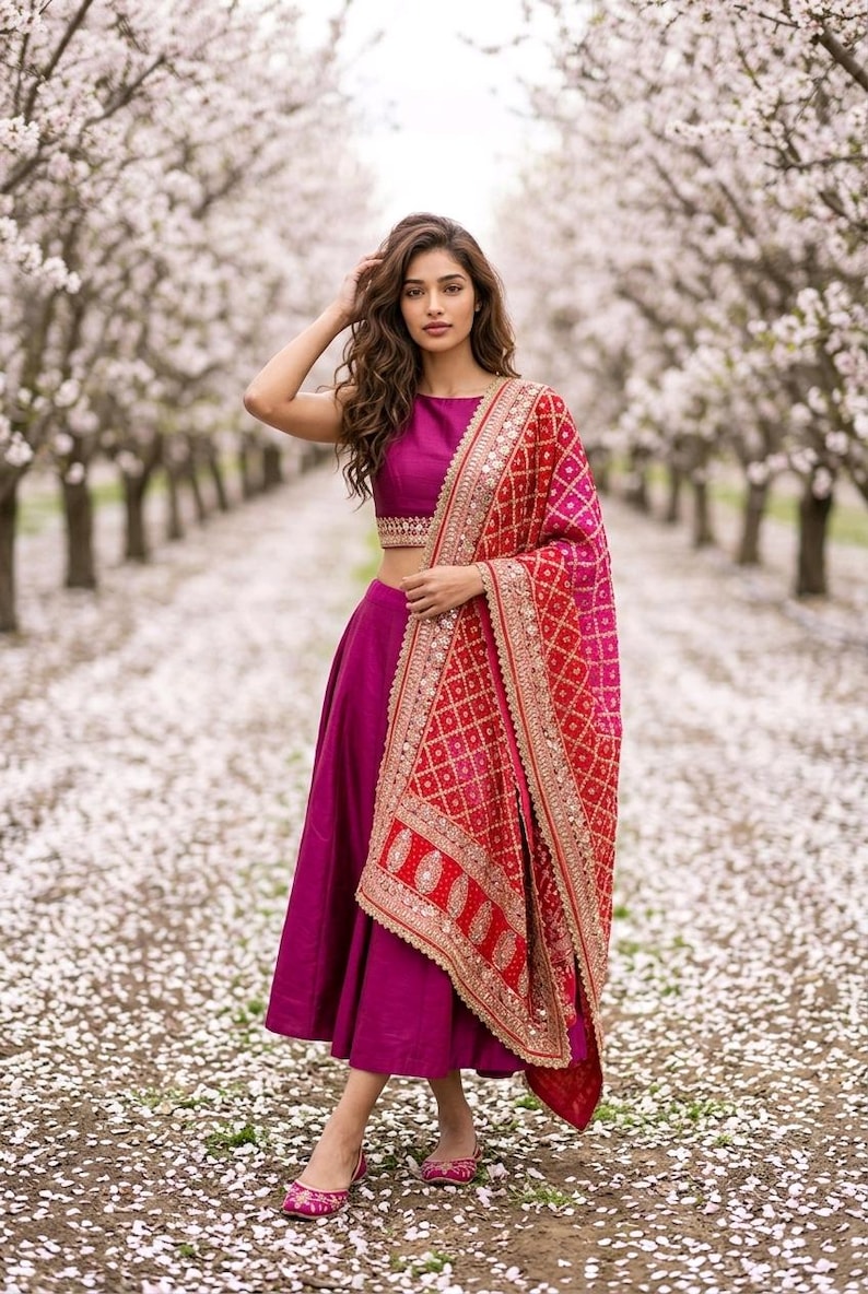 Dupatta de georgette rojo magenta bordado de diseñador, con motivos paisley de zari jaal dorado espejo. imagen 3