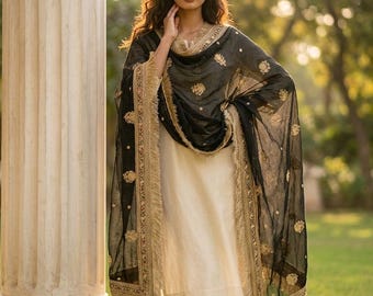 Chal Dupatta de diseñador de organza negra con bordado dorado y borde con flecos multicolor