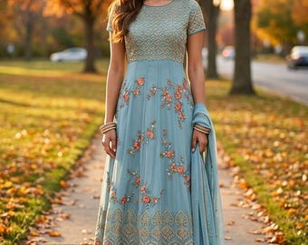 Conjunto de vestido Anarkali de estilo red bordado en azul pastel con leggings y dupatta (Talla 44)