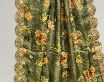 Chal dupatta de diseño floral en tonos dorado y verde.
