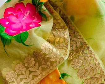 Chal dupatta de organza de diseño pintado a mano con flores verde pistacho y borde bordado con Gotta.