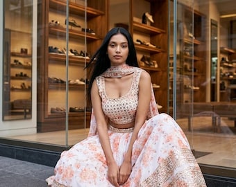 Completo Lehenga Choli in organza bianca a fiori, non cucito, con ricami di paillettes dorate in zari, ideale per feste di matrimonio.
