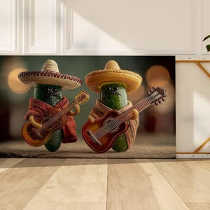 Puede incluir: Impresión en lienzo que presenta dos pepinos antropomórficos vestidos con atuendos mexicanos tradicionales, incluyendo sombreros y sarapes. Cada pepino sostiene una guitarra en miniatura, creando una escena caprichosa y festiva. El fondo está borroso.