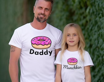 おしゃれなパパとマンチキンのシャツ、モダンなドーナツパパのお揃いTシャツ、シンプルな父子お揃いセット、クリーム色のパパへのギフト、ドーナツマンチキン