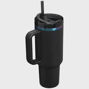 Puede incluir: Vaso t&eacute;rmico negro con asa y pajita. El vaso tiene una tapa negra y una banda de color arco&iacute;ris alrededor de la parte superior. El asa es grande. Dise&ntilde;ado para mantener las bebidas fr&iacute;as durante horas. Capacidad aproximada 1 litro.