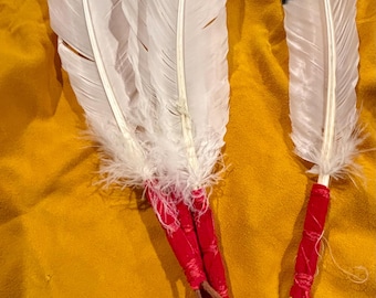 Réplica de pluma de águila envuelta en fieltro rojo
