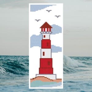 Könnte beinhalten: Ein Kreuzstich-Design eines Leuchtturms mit rotem Dach und Körper, weißen Streifen und einem braunen Sockel. Der Leuchtturm befindet sich vor einem Hintergrund aus blauem Himmel, Wolken und Meereswellen. Zwei Vögel fliegen über dem Leuchtturm.