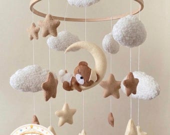 Baby mobiel voor wieg, handgemaakte vilten beer op maan mobiel, kinderkamerinrichting neutraal, teddybeer kraamcadeau, boho decor babykamer, nieuwe baby