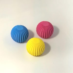 Perillas de guitarra únicas: controles de volumen y tono en forma de globo terráqueo impresos en 3D, con un moderno diseño acanalado.
