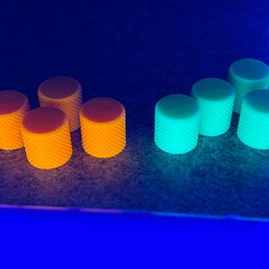 Blacklight Neon UV Gitarrenknöpfe, 3D gedruckte Lautstärke & Tone Control, Universal Fit für Bass und E-Gitarre. Mehrere Farben erhältlich