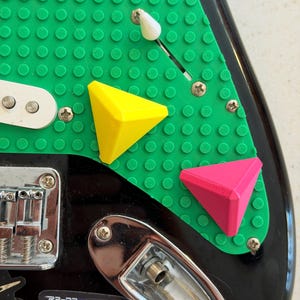 ¡Perillas de volumen y tono en forma de pirámide!