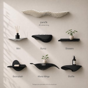 Könnte beinhalten: Eine Sammlung von sechs Wandregalen mit den Bezeichnungen Mini, Bump, Showers, Backsplash, Manta Wings und Shuffle sowie ein 40 Zoll langes para1k-Regal. Diese Regale weisen verschiedene schwarze und weiße Lamellen- oder Massivdesigns auf.